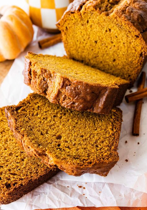 Libby's Pumpkin Bread Recipe (Easy and Moist) - CucinaByElena Pumpkin Bread Recipe Easy, Best Pumpkin Bread Recipe, Moist Pumpkin Bread, Italian Recipes Dessert, Homemade Pumpkin Puree, Pumpkin Bread Recipe, Num Num, Baked Bread, Bread Machine Recipes