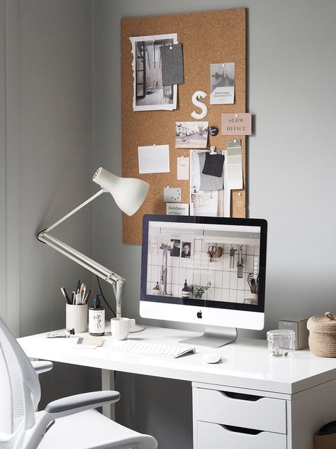 Healthier working habits at home – Humanscale ergonomic desk chair [AD] Minimalist Office Desk, Cheap Office Furniture, Interior Simple, Ergonomic Desk Chair, Minimalist Desk, Ergonomic Desk, Inspiring Interiors, Minimalist Office, Dekorasi Kamar Tidur