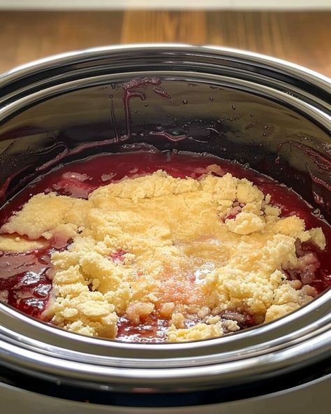 Love making this dessert! Best part? Just 3 ingredients! Slow Cooker Kitchen, Super Easy Desserts, Strawberry Pie Filling, Slow Cooker Desserts, Fussy Eaters, Strawberry Filling, White Cake Mixes, Cobbler Recipes, Crock Pot Slow Cooker