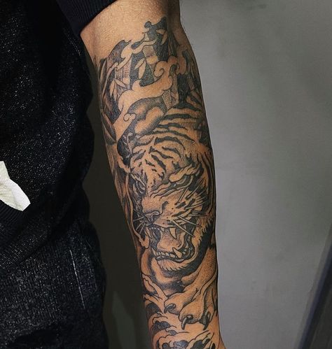 Pin: relajadaaa Japanese Arm Sleeve Tattoo For Men, Tiger Arm Tattoo Men, Chinese Arm Tattoo, Tiger Sleeve Tattoo, Tiger Forearm Tattoo, Underarm Tattoo, Simple Arm Tattoos, Wrist Tattoo Designs, Simple Tattoos For Guys