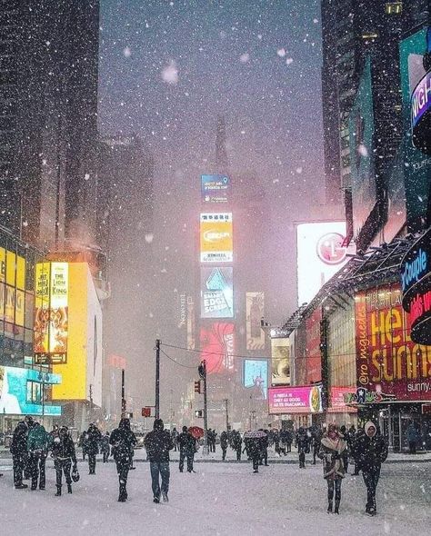 Times Square Winter, Christmas In New York City Aesthetic, New York Snow, Times Square New York City, Winter In New York, New York City Aesthetic, Nyc Times Square, New York Winter, Nyc Christmas