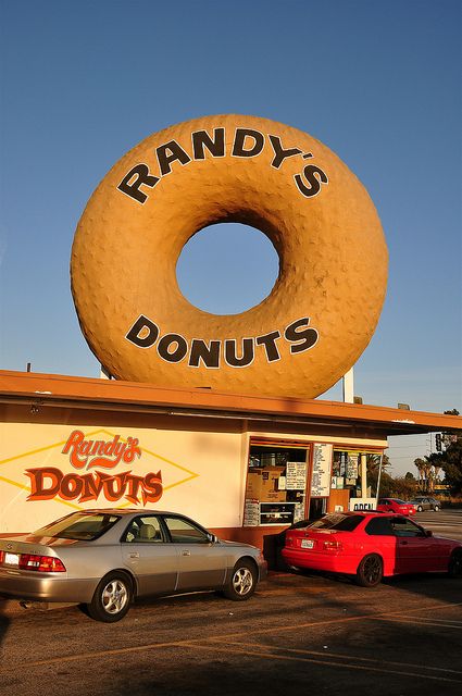 Randy's Donuts Midnight Club Los Angeles, Randys Donuts, Bakery House, Need For Speed Most Wanted, Japanese Bakery, Midnight Club, Donut Shop, Roadside Attractions, Need For Speed