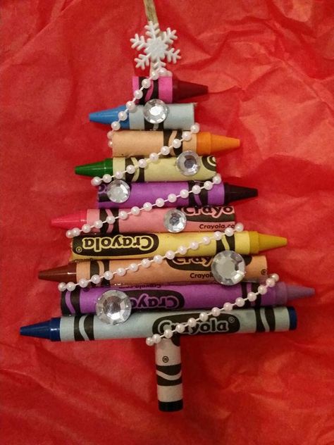 Crayon tree ornament Crayon Tree Ornaments, Crayons Christmas Tree, Pencil Ornaments Diy, Christmas Tree Crayons, Crayon Christmas Ornaments, Crayon Christmas Tree, Crayola Christmas Tree, Crayon Ornaments Diy, Crayon Ornaments