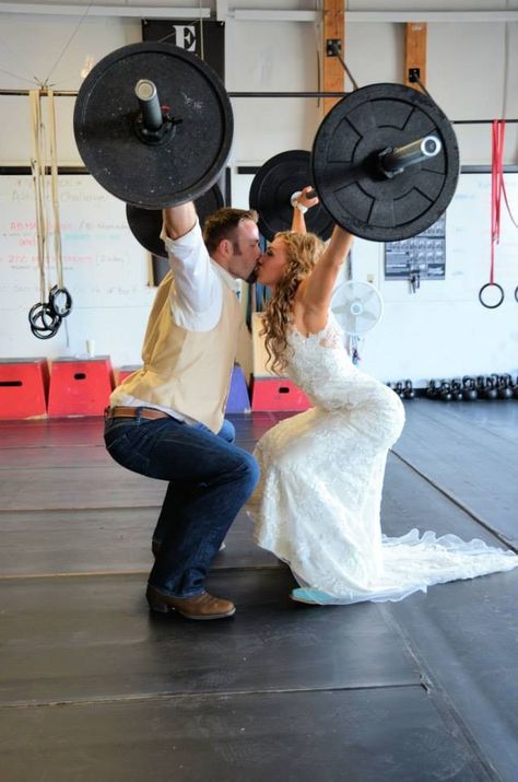 Crossfit couple; this is absolutely adorable Crossfit Couple, Couples Fitness, Couples Workout, Couples Beach Photography, Motivation Pictures, Yoga Nature, Pictures Couples, Fit Couple, Yoga Pictures