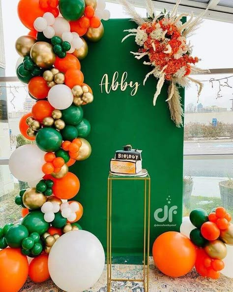 Colorful Graduation Party, Green Graduation Party, Event Decor Ideas, Green Wedding Decorations, Party Decorations Table, Graduation Party Backdrops, Deco Orange, Deco Ballon, Graduation Party Centerpieces