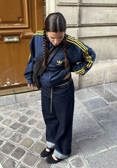 Adidas Jacket Outfit Street Style, Adidas Zip Up Outfit, Adidas Track Jacket Outfit, Adidas Outfit Ideas, Outfit Ideas Adidas, Adidas Jacket Outfit, Adidas Aesthetic, It Girl Style, Aesthetic Adidas