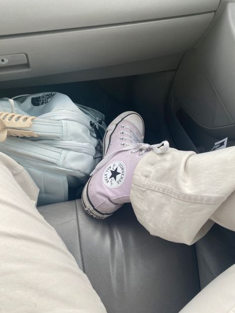 Purple Converse Outfit, Outfit Inspo Converse, Outfit Ideas Purple, Converse Outfit Ideas, Converse Rainbow, Outfit Inspo Comfy, Converse Backpack, Converse Fashion, Purple Converse