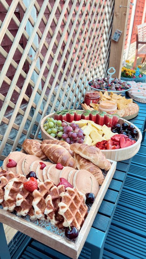 Simple Brunch Birthday Party, Pancake Brunch Boards, Birthday Party Breakfast Food, Fruit Bar Birthday Party, 16 Birthday Brunch Ideas, Bridal Shower Waffle Bar, Pancake Waffle Bar, Pancake Bar Wedding, Wedding Pancake Bar