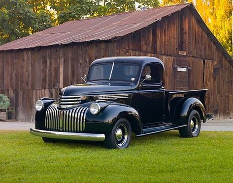 1946 Chevy Truck, Vintage Chevy Trucks, Trucks Lifted, Studebaker Trucks, Vintage Pickup Trucks, Chevrolet Pickup, Old Pickup Trucks, Antique Trucks, Classic Pickup Trucks