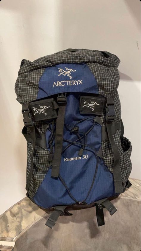 Arc’teryx Backpack, Casual Bags Women, Outdoor Fits, Fire Clothes, Sneakers Outfit Men, Big Backpacks, Running Inspiration, Street Style Outfits Men, What In My Bag