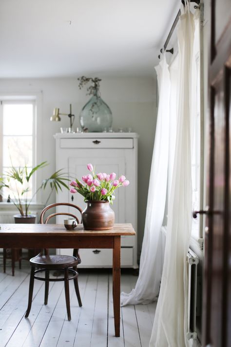 Peek Inside The Lovely Swedish Home of Interiors Author Ida Magntorn Swedish Decor Living Room, Swedish Curtains, Swedish Decorating Ideas, Swedish Cottage Interior, Swedish Living Room, Swedish Bedroom, Scandi Home Decor, Swedish Homes, Swedish Interior Design