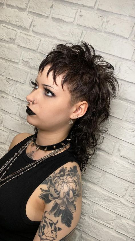 Gothic Mullet Hair, Spiky Mullet Women, Extreme Mullet Women, Alternative Hair Mullet, Punk Mullet Shaved Sides, Skunk Mullet, Long Female Mullet, Gothic Mullet, Cute Grunge Hairstyles