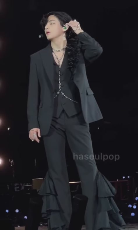 Bts Concert Outfit Ideas, Bts Concert Outfit, Top Taehyung, King Taehyung, Legend Wallpaper, Concert Outfit Ideas, Fire Bird, Mobile Legend, Men's Outfits