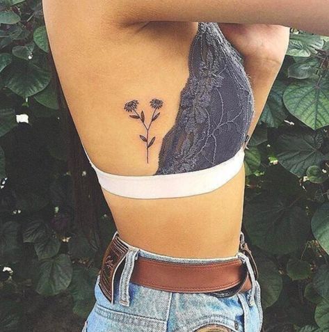 CafeMom.com : So pretty. : 23 sideboob tattoos that prove sleavage is the new cleavage Side Tattoos Women, Rib Tattoos For Women, Daisy Tattoo, Inspiration Tattoos, Wrist Tattoos For Women, Cute Tattoos For Women, Side Tattoos, Discreet Tattoos, Dainty Tattoos