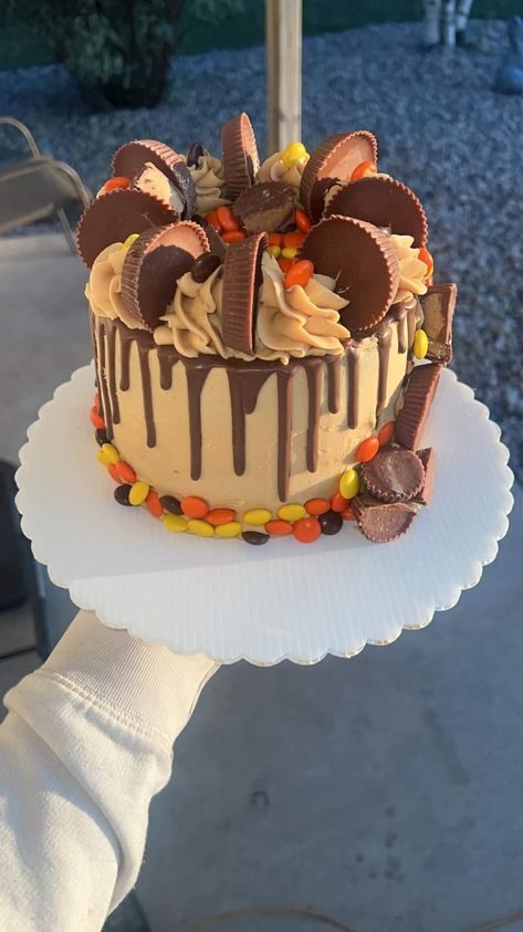 Peanut Butter Cake Design, Peanut Butter Cake Decorating, Dessert Cake Ideas, Recees Cake, Unique Birthday Cake Ideas, Cake Candy Decoration, Thanksgiving Desserts Cake, Happy Cakes, Dessert Decor