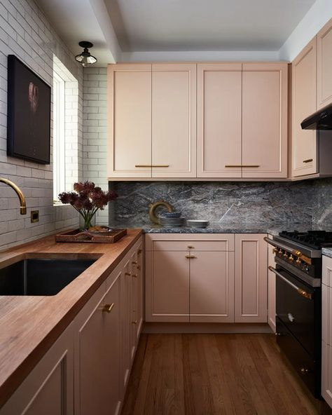 Kitchen Design Trends, Kitchen Hardware, New York Apartment, Pink Kitchen, Kitchen Interior Design, Interior Modern, Kitchen Trends, Trendy Kitchen, Apartment Kitchen