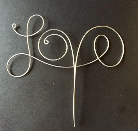 Sculptures Sur Fil, Love Cake Topper, Wire Ornaments, Wire Art Sculpture, The Word Love, Bijoux Fil Aluminium, Wire Flowers, Word Love, Topper Cake