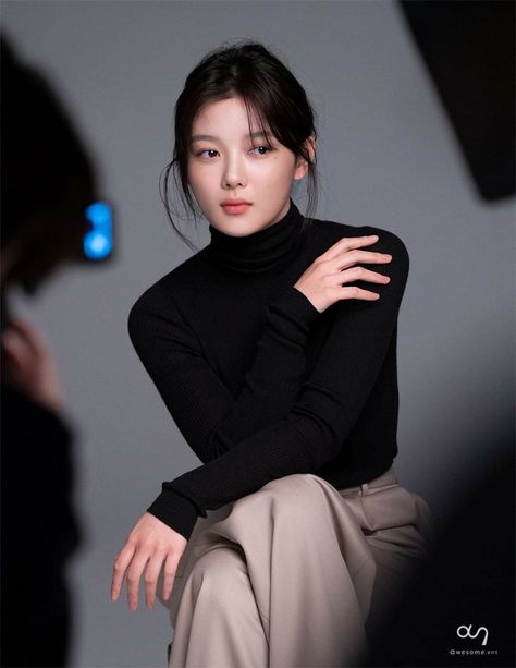 New Profile Photos Released (24/11/2020) 📸 Awesome Ent. Headshot Photoshoot, Professional Profile Pictures, Korean Photoshoot, Profile Photography, Kim You Jung, Photoshop Tutorial Photo Editing, Corporate Portrait, Photoshoot Studio, 사진 촬영 포즈