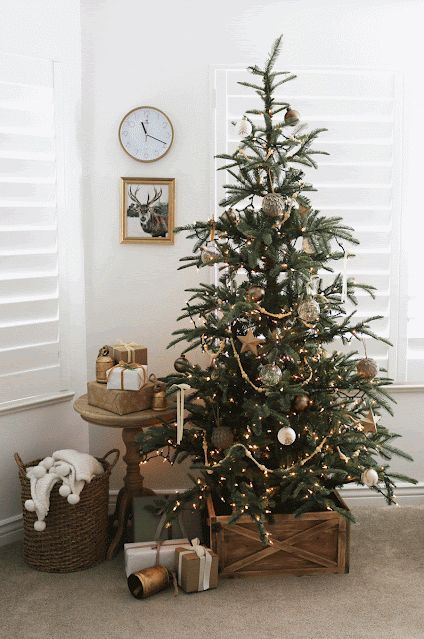 Country Girl Home, Country Christmas Trees, Christmas Tree Inspo, Real Christmas Tree, Diy Christmas Decorations, Christmas Tree Inspiration, Christmas Inspo, Small Christmas Trees, Minimalist Christmas