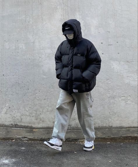 Cold Outfits Korean, Winter Outfits Men Cold Weather Snow, Sneakers Winter Outfit, Eboy Aesthetic Outfits Men, Korean Outfits Winter, Outfit Ideas Cargo, Sneaker Jeans, Outfit Ideas Cargo Pants, Basic Outfit Ideas