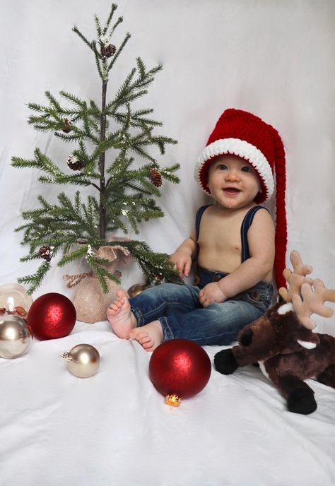 Christmas Photoshoot 9 Month Old, Baby Christmas Photos 9 Months, Baby Christmas Photoshoot Ideas At Home, Christmas Baby Photoshoot 1 Year, Christmas Pictures One Year Old, Christmas Themed Cake Smash, Christmas Themed Baby Photoshoot, Christmas Theme Photoshoot Baby, Christmas One Year Old Photoshoot