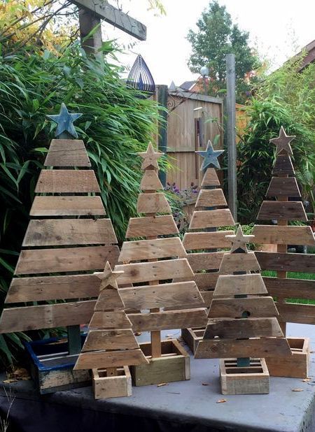 Christmas Pallet Projects, Julkransar Diy, Christmas Pallet, Koti Diy, Pallet Christmas Tree, Wooden Christmas Decorations, Pallet Christmas, Wood Christmas Tree, Christmas Decorations Diy Outdoor