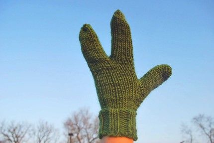 three fingers Alien Hand, Alien Ship, Finger Hands, Geek Clothes, Finger Gloves, Mittens Pattern, Cosplay Diy, Yarn Projects, Knitted Gloves