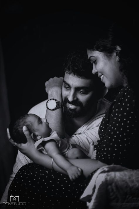 Cradle Photoshoot, Namakaranam Photos, Barasala Photos, Mom And Son Outfits, Baby Photography Poses, Cradle Ceremony, Family Photos With Baby, Family Photoshoot Poses