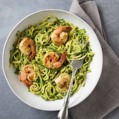 Cut some carbs and use spiralized zucchini in place of noodles in this zesty pesto pasta dish recipe. Top with Cajun-seasoned shrimp to complete this quick and easy dinner. Pesto Pasta Dishes, Sugar Diet Plan, Snacks Diy, Courgette Pasta, Pesto Shrimp, Avocado Dessert, Avocado Pesto, Overnight Oat, Resep Diet