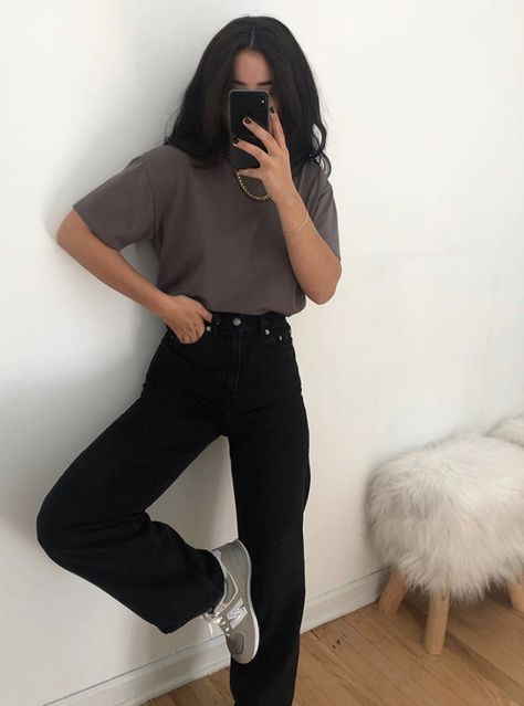 Black Mom Jeans Outfit Aesthetic, Highwaist Jeans Outfit, Black Mom Jeans Outfit, Loose Jeans Outfit, University Outfits, Outfits Jeans, Vans Outfit, University Outfit, Mom Jeans Outfit