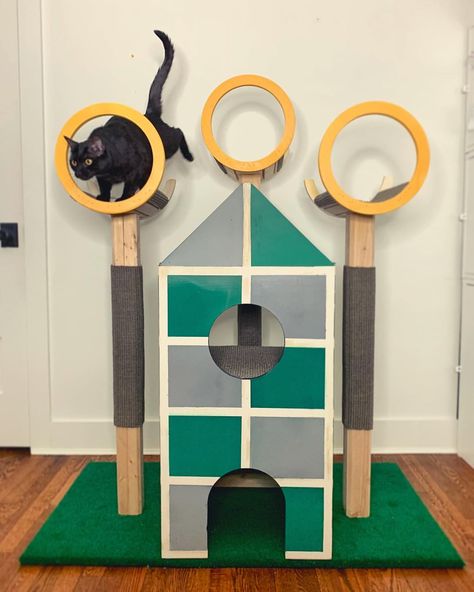 DIY Harry Potter cat tree Dog Playground Ideas, Diy Dog Playground, Katt Hus, Harry Potter Cat, Harry Potter Fanları, Cat Playground Outdoor, Diy Harry Potter, Diy Cat Tree, Playground Ideas