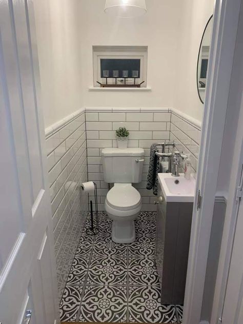 Small Toilet Decor, Gray Bathroom Walls, Small Downstairs Toilet, Toilet Room Decor, Small Toilet Room, Bilik Mandi, Small Space Bathroom, Downstairs Toilet, Toilet Room