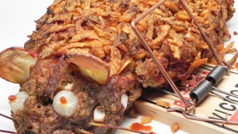 This Halloween food idea is essentially a meatloaf stuffed with cheese, barbeque sauce, and French-fried onions to resemble innards. Halloween Meatloaf, Gross Halloween Foods, Meatloaf Stuffed, Creepy Food, Halloween Food Dinner, Gross Food, Hallowen Ideas, Halloween Fest, French Fried Onions