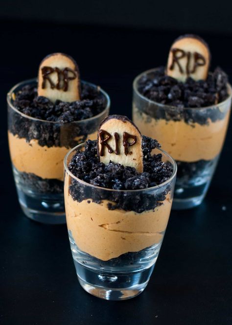 Pudding Graveyard, Oreo Dirt Pudding, Halloween Fingerfood, Halloween Finger Foods, Dirt Pudding, Dessert Halloween, Recetas Halloween, Dulces Halloween, Fun Halloween Treats