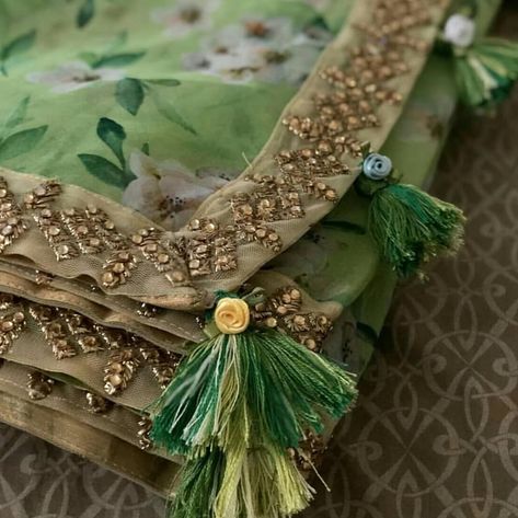 Green organza Saree!! Detail love 💕 For Regular updates on LATEST trends and designs follow us @the_desicouture . . . . .… Dupatta Tassels Designs, Saree Tassels Designs Latest, Tassels Designs, Trendy Saree, Designer Tassels, Kuchu Designs, Saree Tassels Designs, Saree Kuchu Designs, Saree Tassels