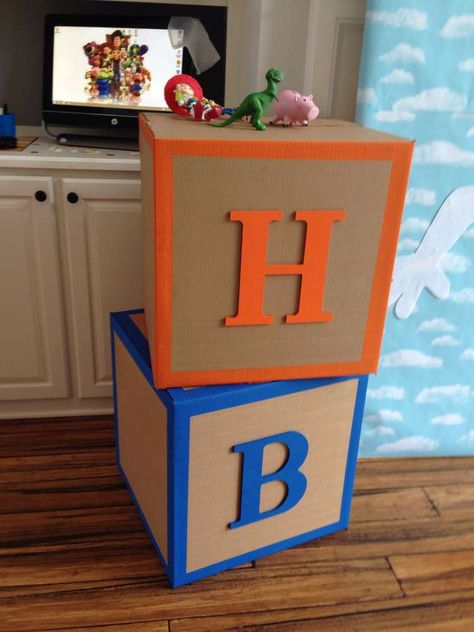 cajas de cartón decoradas como cubos de madera con letras para que los niños jueguen. Toy Story Birthday Party Ideas, Alphabet Party, Buzz Lightyear Party, Toy Story Baby, Abc Blocks, Letter Blocks, Toy Story Theme, Alphabet Blocks, Toy Story Birthday Party