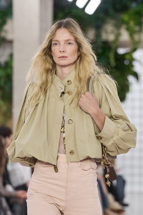 Chloé Spring 2025 Ready-to-Wear
https://www.vogue.com/fashion-shows/spring-2025-ready-to-wear/chloe/slideshow/detail#111 French Girl Fashion, 2025 Fashion, Fashion Capsule, Runway Trends, Vogue Runway, French Girl, Spring Dress, Spring Collection, Formal Wear