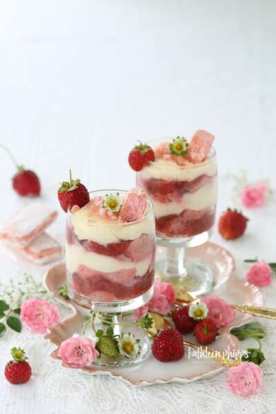 Strawberry Rose Tiramisu Rose Tiramisu, Tiramisu Cups, Parfait Glasses, Strawberry Rose, Strawberry Roses, Easy To Make Desserts, Special Dinner, Desserts To Make, Fresh Strawberry