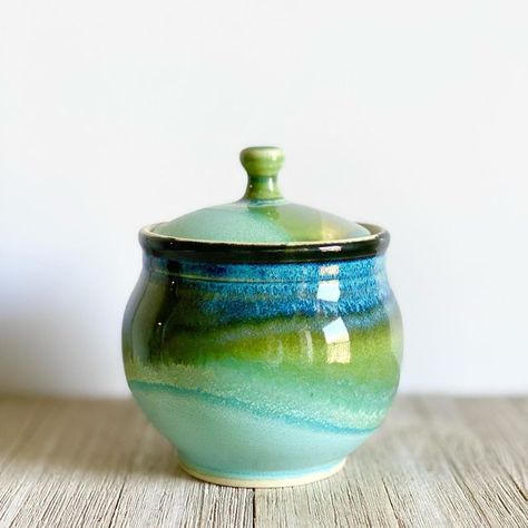 Lidded Jars Pottery, Garlic Jar, Pottery Jars, Ceramic Cookie Jar, Functional Pottery, Pottery Glazes, Diy Pottery, Ceramic Jars, Sgraffito