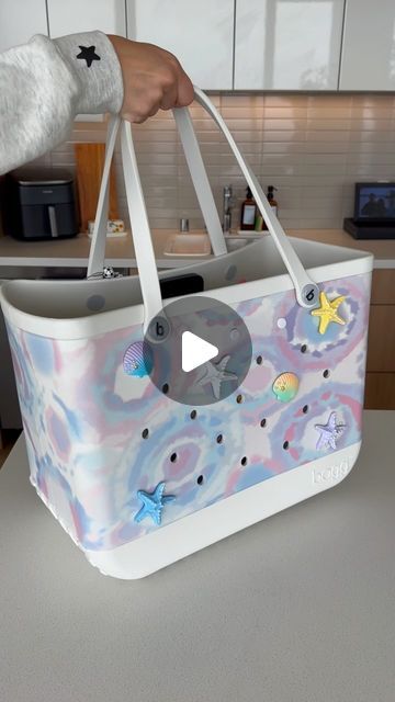 Emily Askin on Instagram: "Let’s pack my new BOGG bag for the beach! 🏖️🤩   #emilyaskin#askinem#apartment#apartment#highrise#la#losangeles#amazonfinds#luxury#cleantok#asmr#organized#restocking#restock#restockasmr#organization#homehacks#interiordesign#amazonfinds#musthaves#beach#beachday#beachbag#bogg#boggbag" Bogg Bag Organization, Bag For The Beach, Bogg Bag, Everyday Hacks, Bag Organization, Beach Day, The Beach, High Rise, Apartment