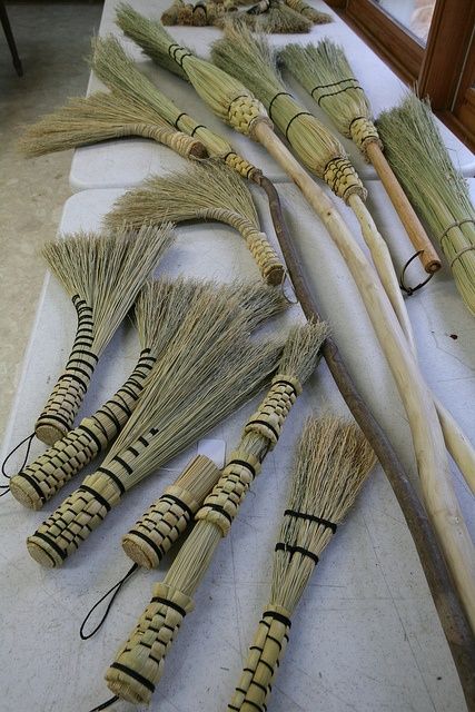 Lenton Williams Class JCCFS Appalachian Style, Broom Making, Handmade Broom, Pine Needle Crafts, Basket Weaving Diy, Basket Weaving Patterns, Willow Weaving, Brooms And Brushes, Diy Weaving