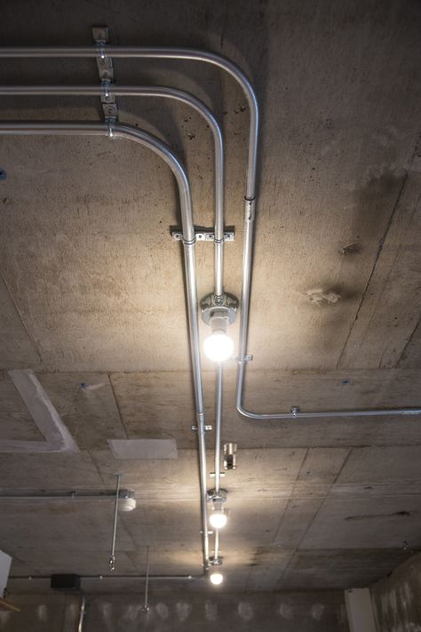 Gallery of Tsukiji Room H / Yuichi Yoshida & associates - 9 Conduit Lighting, Diy Industrial Lighting, Tokyo Apartment, Kursi Bar, Loft Lighting, Tsukiji, Industrial Ceiling, Industrial Interior Design, Industrial Interiors