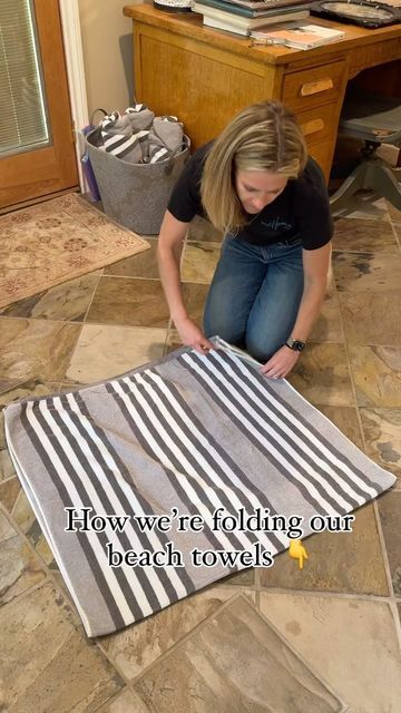 mi home etc. on Instagram: "Storing beach or pool towels is always a mystery. 

But we love this technique for rolling them so that they actually stay rolled! 

Once you’ve completed that, you can put them in a large basket for easy grab and go access (as well as an asthetically pleasing solution)." Beach Towels Storage Ideas, Store Beach Towels Storage Ideas, Towels Storage Ideas, Towels In Basket, Beach Towel Storage, Towels Storage, Display Towels, Towel Basket, Large Basket