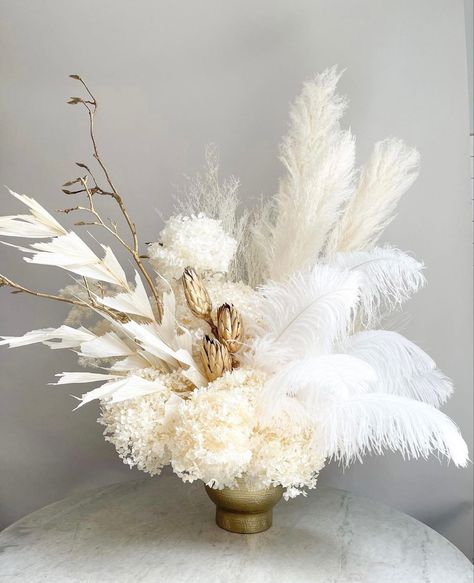 Floral Arrangements With Feathers, White Dried Flower Arrangements, Feather Floral Arrangements, Floral Art Arrangements, White Floral Arrangements, Feather Centerpieces, Flower Box Gift, Preserved Roses, Flower Arrangements Diy