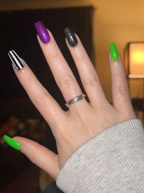 simple halloween nails: Beetlejuice stripe Easy Simple Halloween Nails, Halloween Nails For Beginners, Easy Beetlejuice Nails, Beetlejuice Manicure, Simple Beetlejuice Nails, Short Beetlejuice Nails, Plain Halloween Nails, Easy Spooky Nails, Diy Halloween Nails Easy