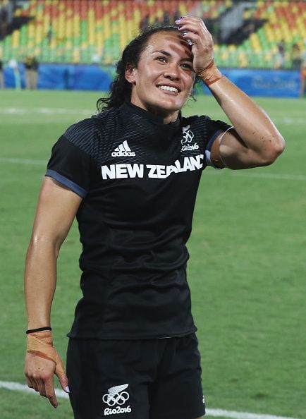 Portia Woodman of New Zealand celebrates after defeating the United States in the Women's Quarterfinal rugby match on Day 2 of the… Portia Woodman, Rugby Motivation, Rugby Workout, Rugby Kit, Rugby Girls, Rugby Women, Rugby 7s, Rugby Sevens, All Blacks Rugby