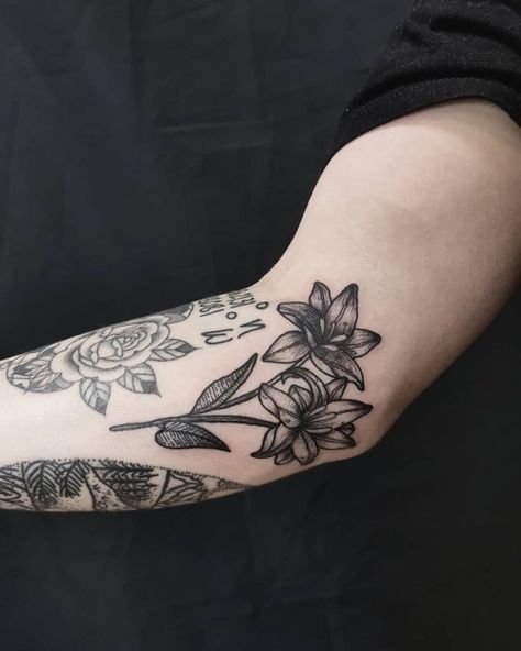 Tattoo Ideas Tumblr, Lilly Tattoo, Lillies Tattoo, G Tattoo, Optical Illusion Tattoo, Spooky Tattoos, About Tattoo, Feather Tattoo, Feather Tattoos