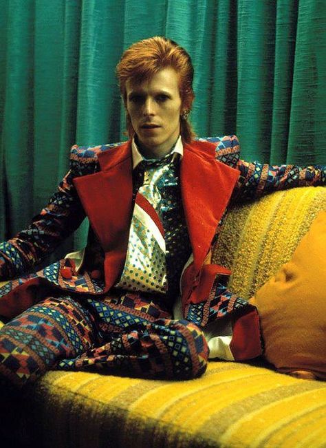 David Bowie, 1970s, Ziggy Stardust era with bold colours and patterns - Imgur Look Disco, David Bowie Fashion, Ziggy Played Guitar, David Bowie Ziggy, Susan Sontag, Swinging London, Mode Punk, Major Tom, Anna Dello Russo