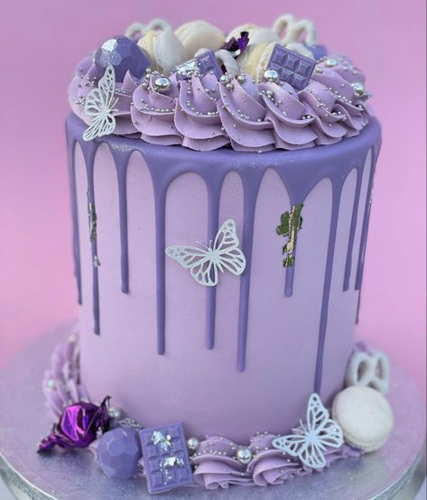 Lilac Butterfly Cake, Birthday Cakes 13, Purple Floral Cake, Floral Cake Ideas, Mine Cake, Lilac Cake, Purple Butterfly Cake, Girly Birthday Cakes, Daisy Cupcakes