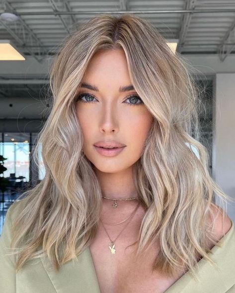 Ash Blonde Hair Medium Length, Trendy Highlights, Highlighted Bob, Sandy Blonde Hair, Medium Ash Blonde, Blonde Lob, Blonde Hairstyle, Color Balayage, Medium Brown Hair